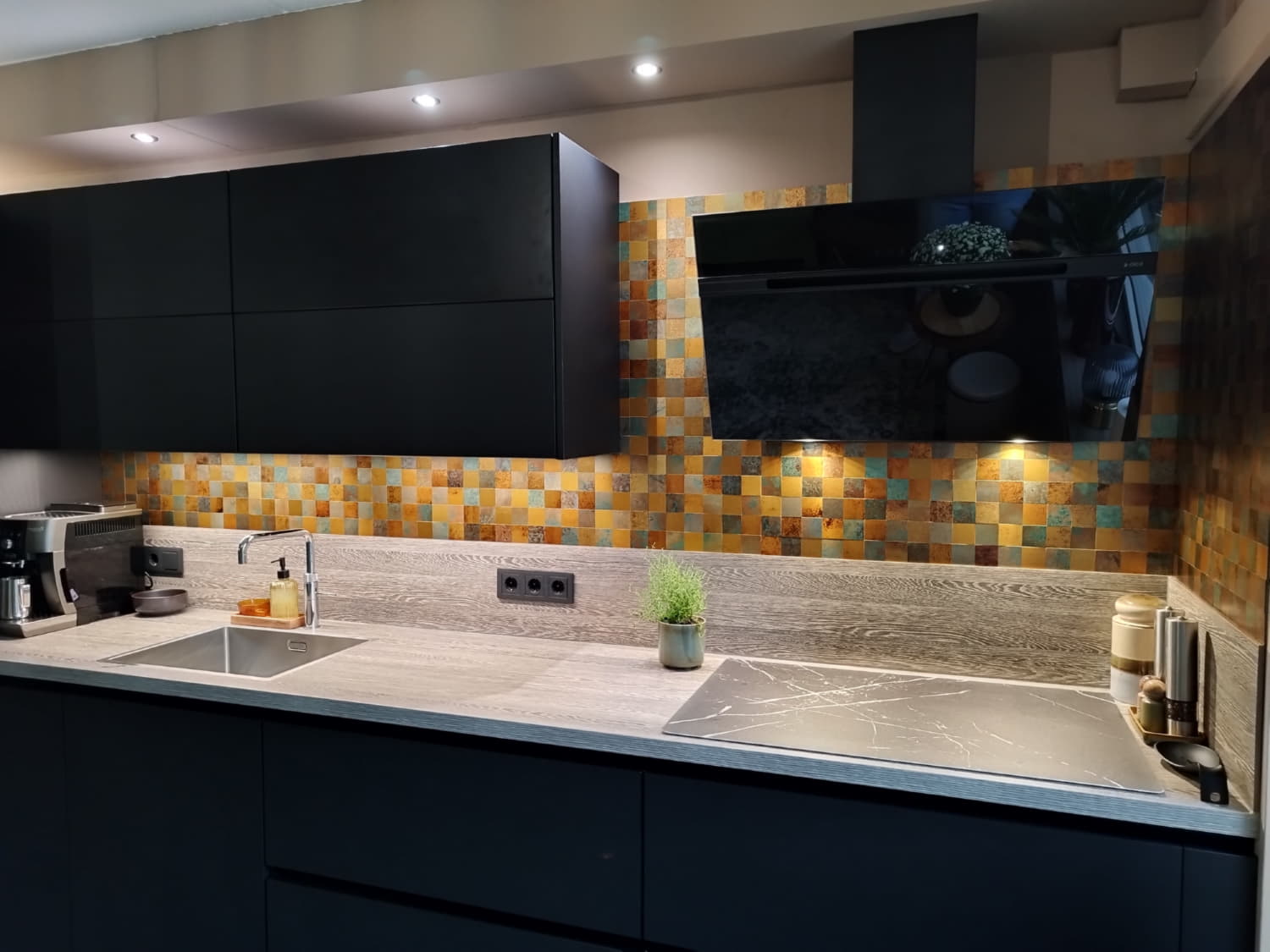 Rustic goud groen zelfklevende mozaiekstrips in de keuken